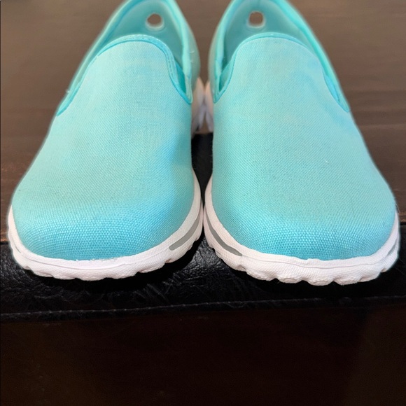 Skechers Turquoise Casual Slip-Ons, size 7 - Picture 2 of 10